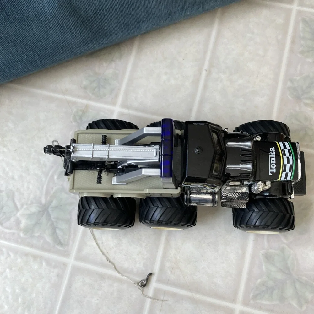 2003 Tonka Hasbro Roadside Service Tow Truck Black Checkered Flag Graphic‎